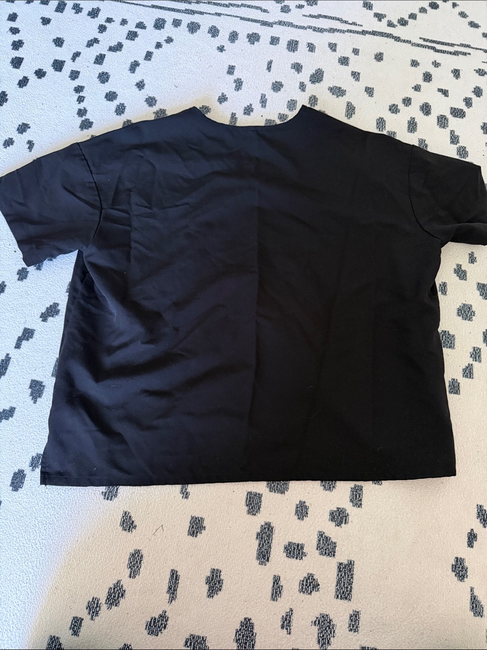 Figs Women’s Arua Cropped Black V-Neck One-pocket Scrub Top - Picture 4 of 4